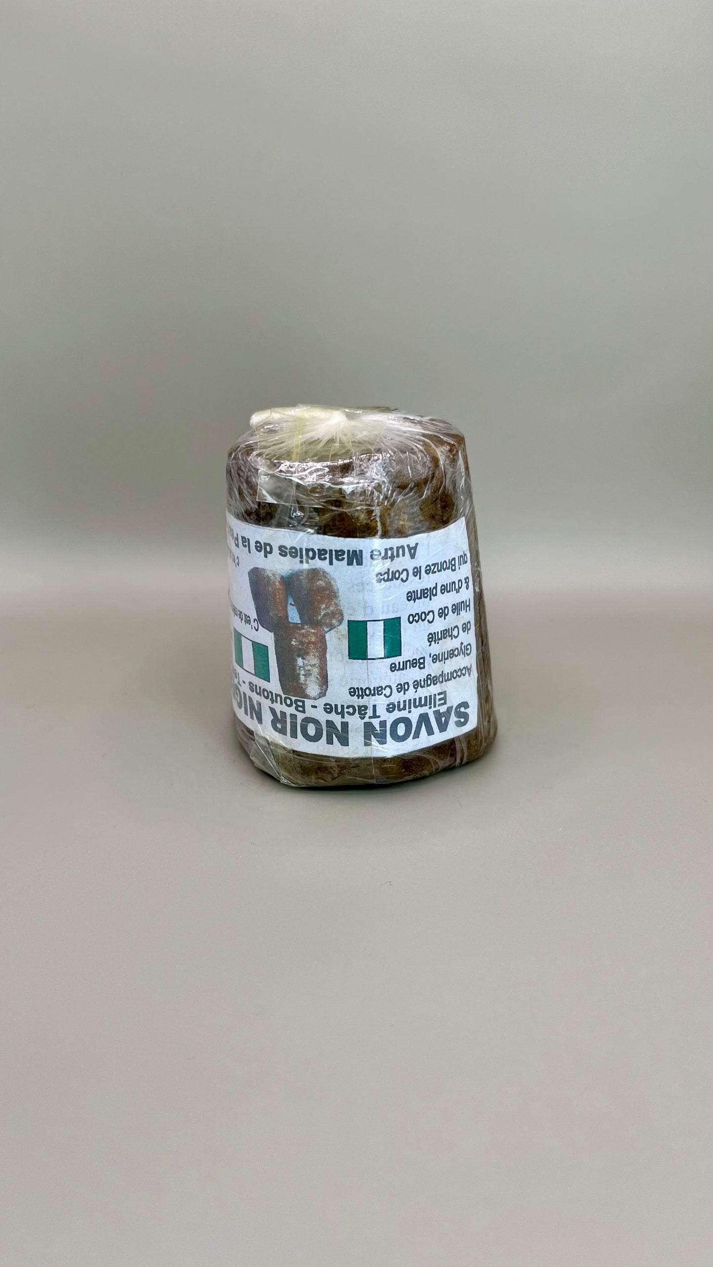 Savon noir et sont filet de douche pour homme et femme