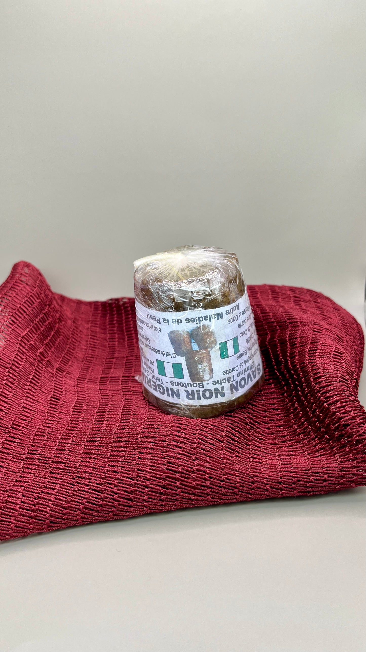 Savon noir et sont filet de douche pour homme et femme