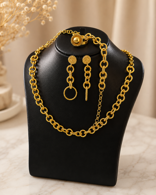 Parure Djoloko Dorée – Collier, Bijoux de Tête, Boucles d’Oreilles & Bague Élégante Femme